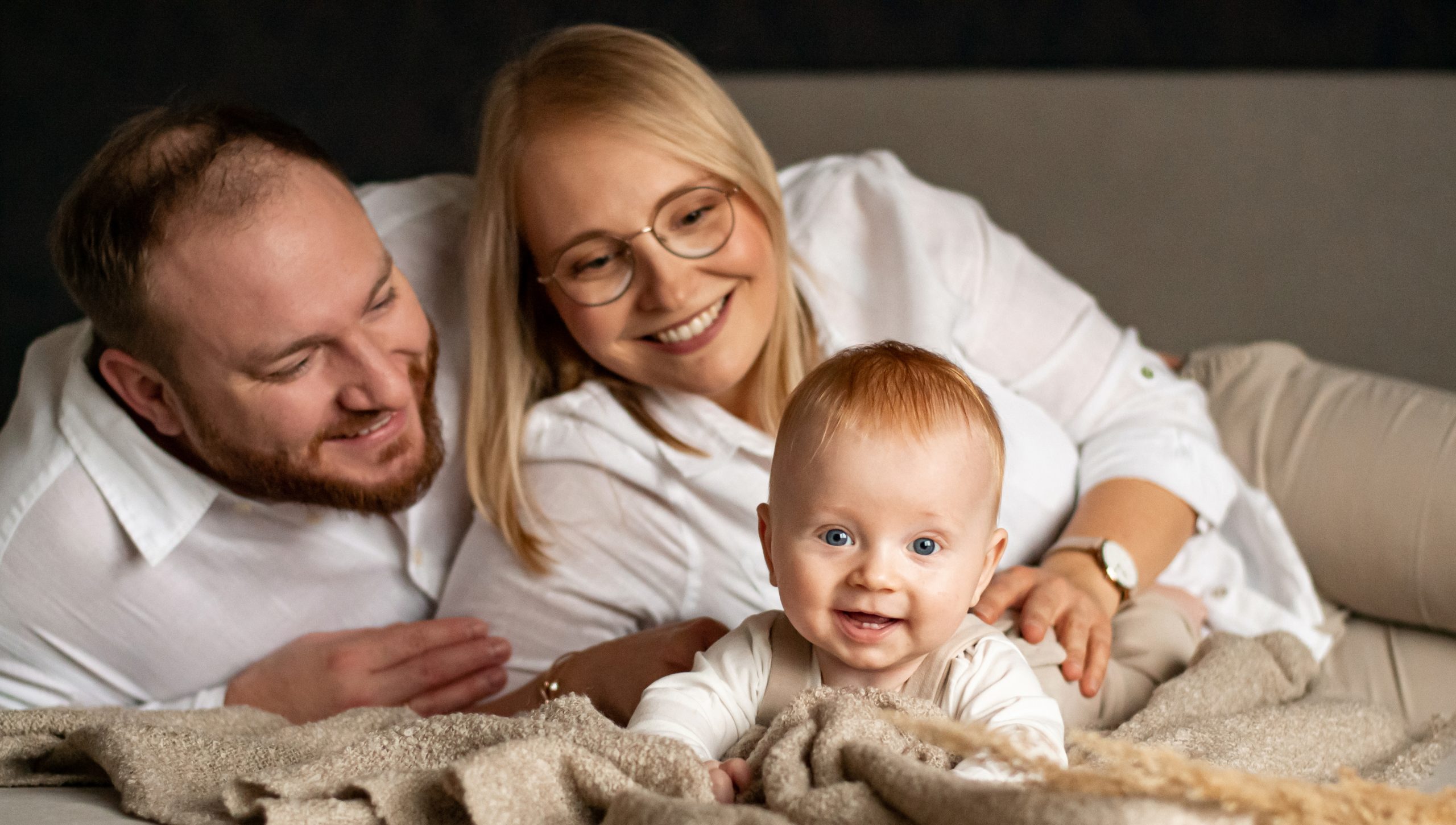 Kinder- und Familienfotografin in Nürnberg glückliches Eltern mit Baby