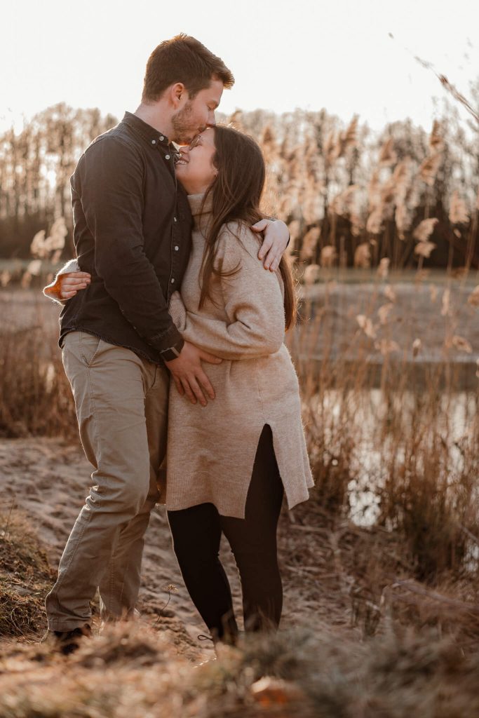 Babybauchfotografie Babybauchfotos Nürnberg Mann küsst Frau auf die Stirn