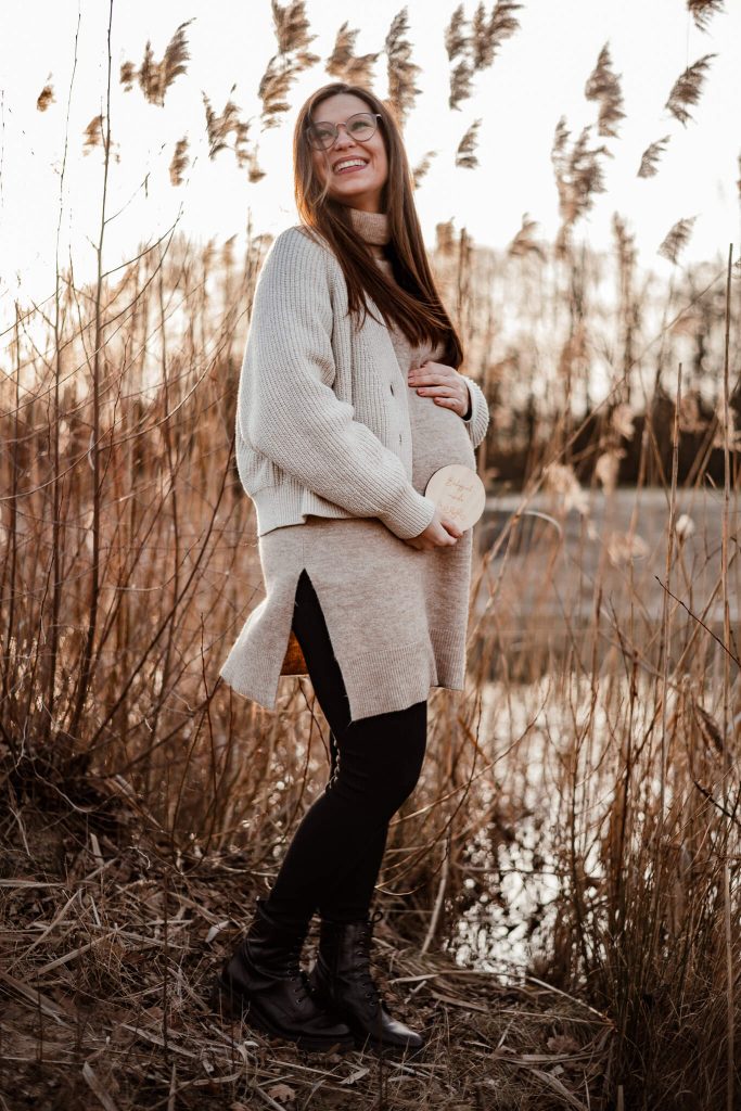 Babybauchfotografie Babybauchfotos Nürnberg Glückliche Mutter