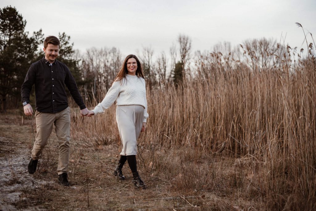 Babybauchfotografie in Nürnberg Paar läuft Hand in Hand