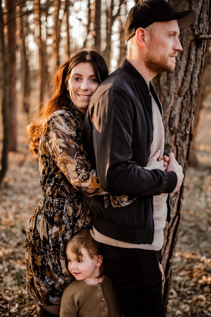 Familienfotos Familienfotografin in Nürnberg Mama umarmt Papa
