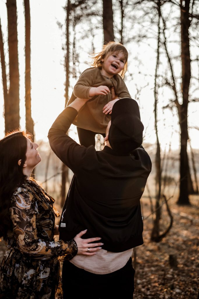 Preise in Nürnberg Fürth Erlangen Vater hebt Kind hoch
