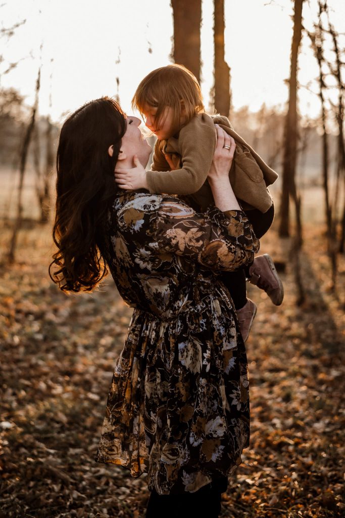Familienfotos Familienfotografin in Nürnberg Mutter hebt Tochter