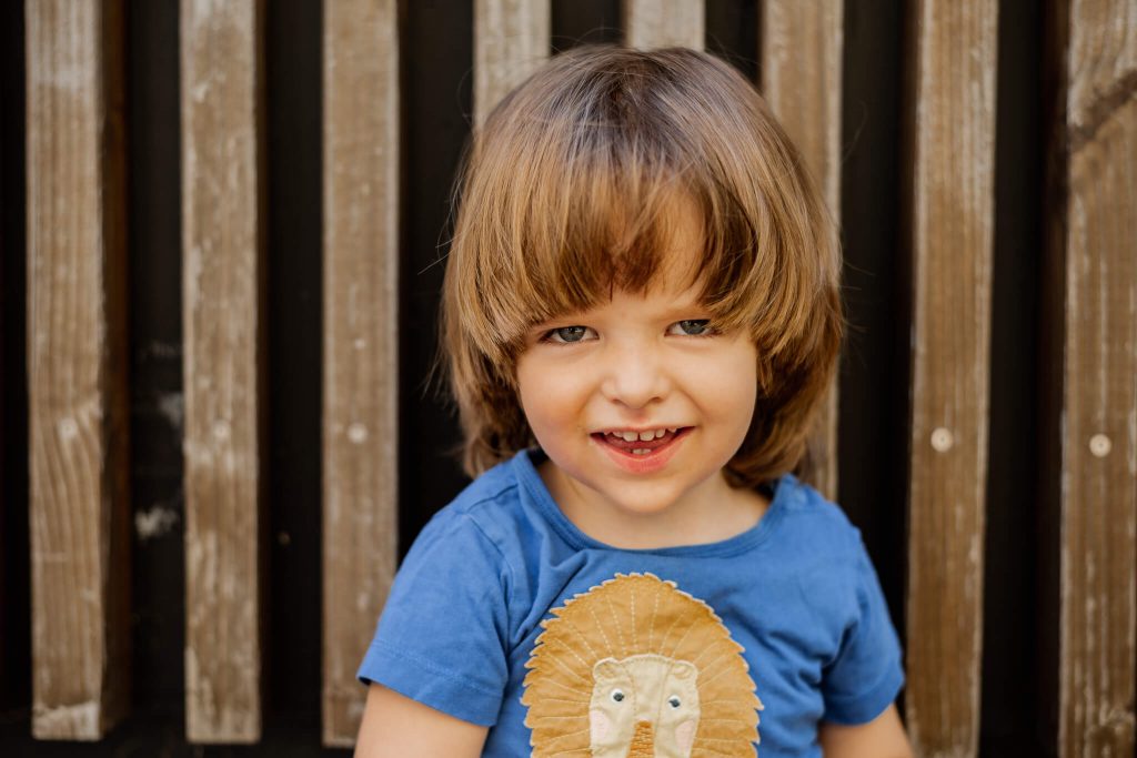 Kindergartenfotos in Nürnberg Junge schaut grimmig