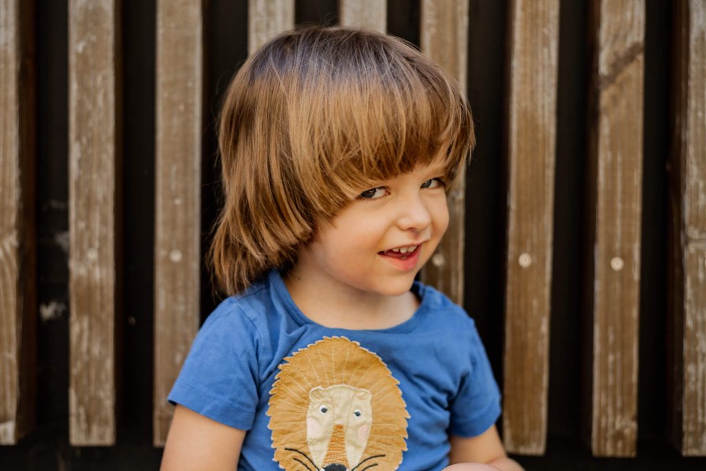 Kindergartenfotos in Nürnberg Junge schaut seitlich