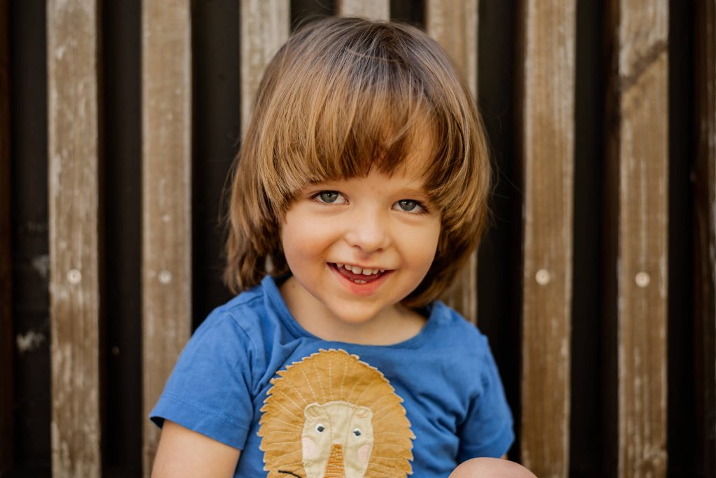 Kindergartenfotos in Nürnberg Junge lächelt