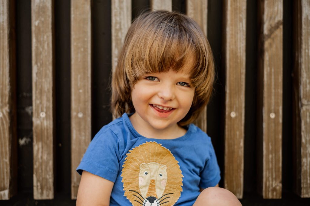 Kindergartenfotos in Nürnberg Junge schaut lieb