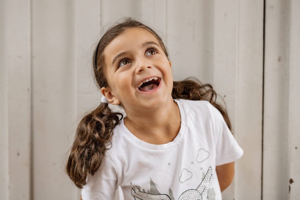 Kindergartenfotografie in Nürnberg Mädchen schaut nach oben