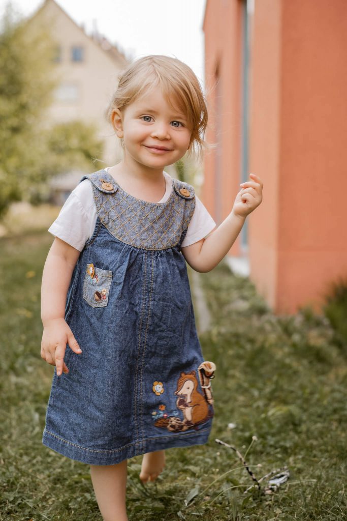 Kindergartenfotografie in Nürnberg Kind läuft barfuß