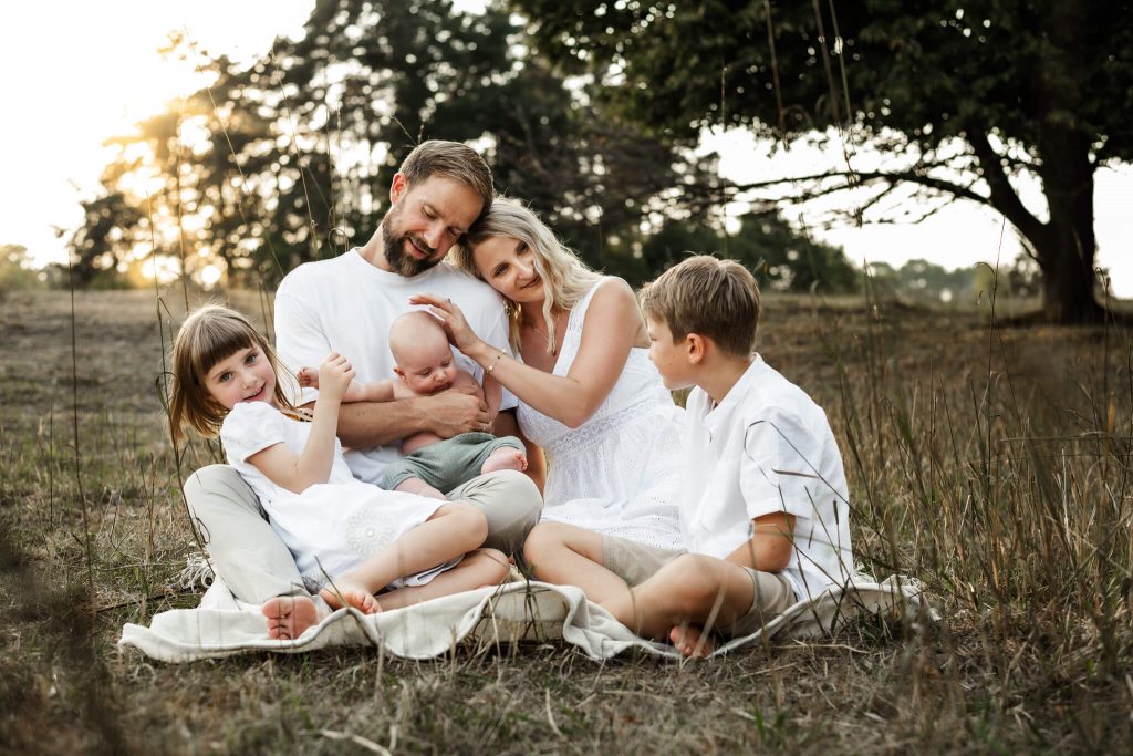 Familienfotos Familienfotografin in Nürnberg Familie auf einer Decke
