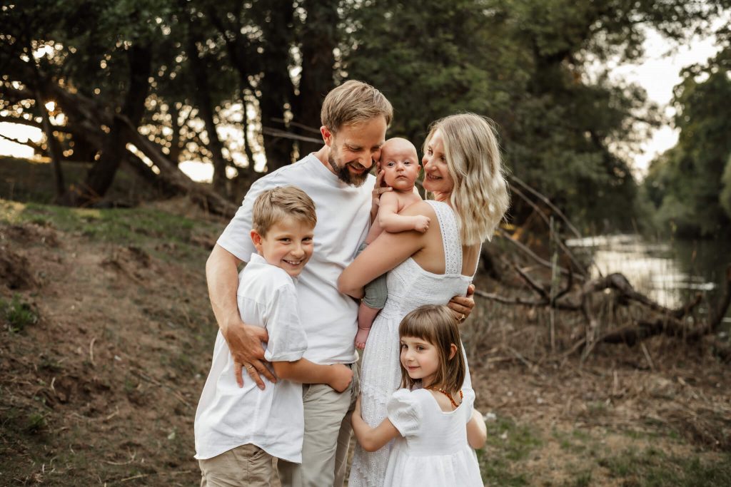 Familienfotos Familienfotografin in Nürnberg Familie am Fluss