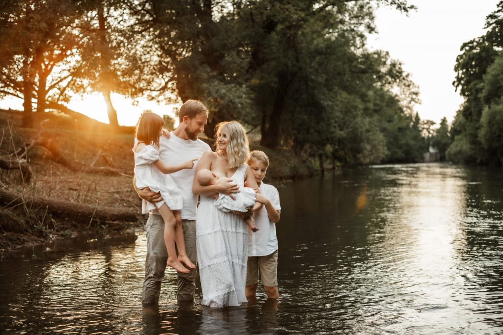 Familienfotos Familienfotografin in Nürnberg Familie im Fluss