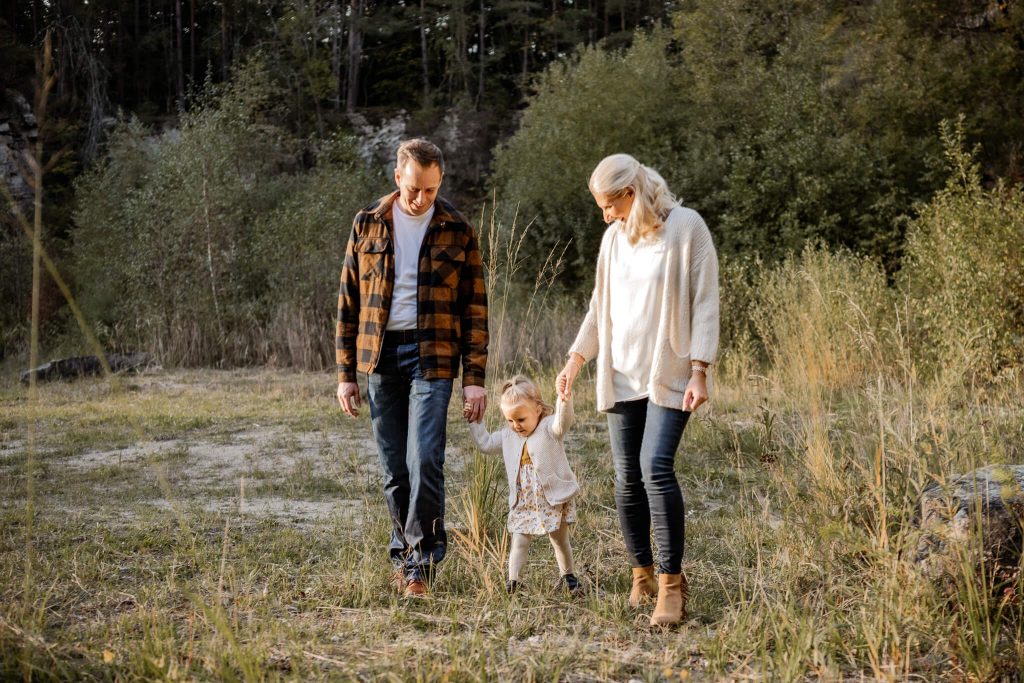 Kinder- und Familienfotografin in Nürnberg Eltern gehen mit Kind Hand in Hand