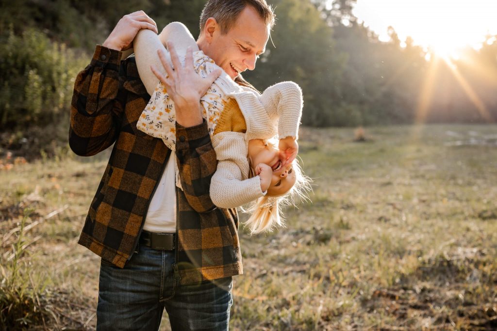 Kinder- und Familienfotografin in Nürnberg Vater spielt mit Kind