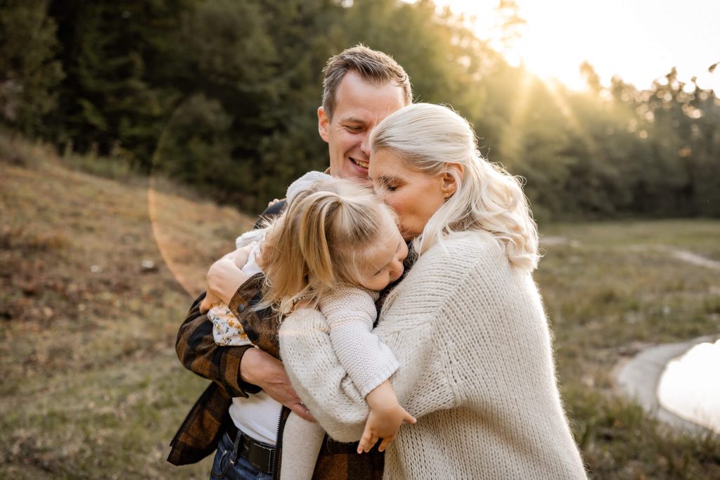 Familienfotos Familienfotografin in Nürnberg Mutter küsst Kind