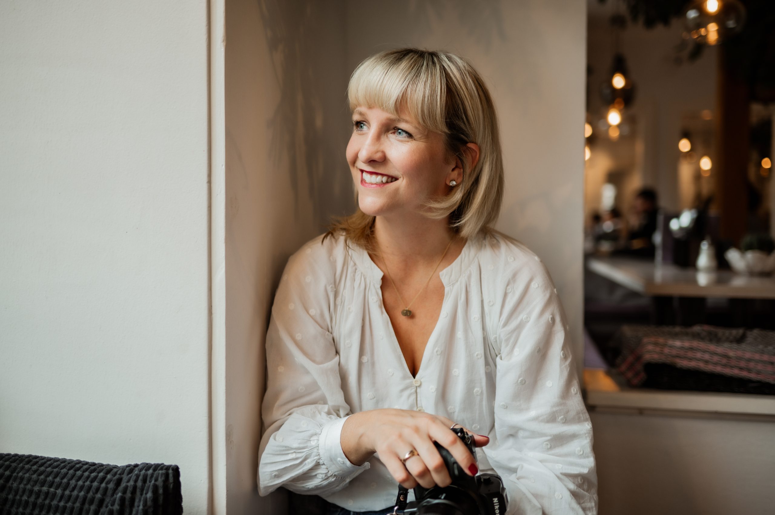 Fotografin mit Kamera lacht